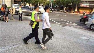 開保時捷霸氣撞展間！凱燕哥變孬改口