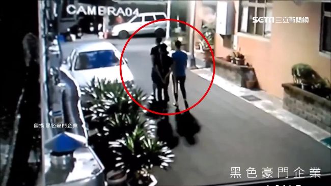 尋仇砸錯車？3男球棒猛砸車主好傻眼