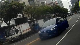 圖說：台中,警員,酒駕,酒測,醉男,公共危險罪,停車格,逆向,大馬路,慶生,轎車（圖／翻攝畫面）