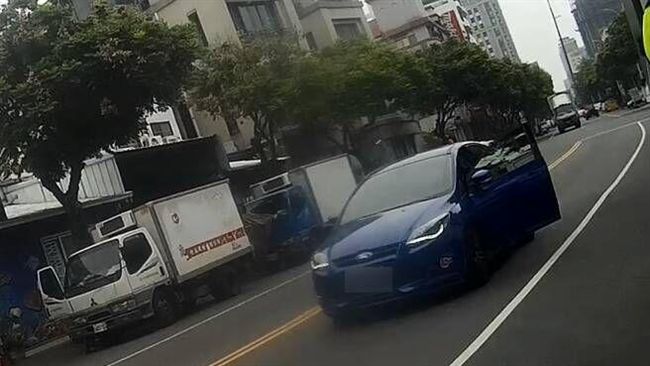 壽星酒醉睡死　竟逆向停路中央！