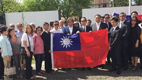 台多斷交　駐多明尼加大使館降旗（3）中華民國與多明尼加斷交後，駐多明尼加大使館於當地時間1日下午，舉行降旗典禮，使館人員與當地僑胞與降下的國旗合影。（僑委會提供）中央社記者侯姿瑩傳真　107年5月2日