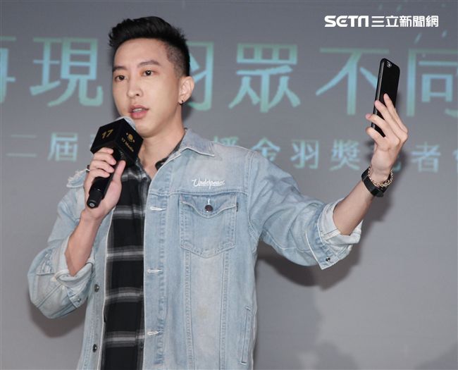 17 Media第二屆金羽獎記者會，李洛洋現場直播拼最佳男主播獎，姊姊容嘉力挺獻聲。（記者邱榮吉/攝