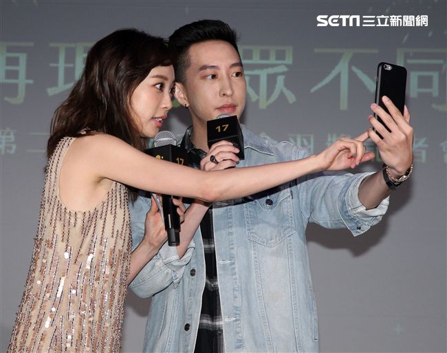 17 Media第二屆金羽獎記者會，李洛洋現場直播拼最佳男主播獎，姊姊容嘉力挺獻聲。（記者邱榮吉/攝