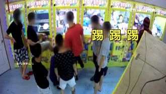 娃娃機場主踹台取物　台主質問竟遭嗆