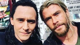 雷神索爾，洛基，湯姆希德斯頓，克里斯漢斯沃。(翻攝IG)