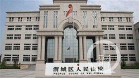根據陸媒報導，中國大陸陜西省咸陽市渭城區人民法院院長蘇俊及其妻子，今（3）日早上在家中被人刺傷，兇嫌之一竟然是該法院執行局局長董虓，他已在案發現場被警方控制，還有一名嫌犯在逃。（圖／翻攝自微博）
