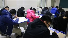 均標利多　陸高中台生被排除（2）中國大陸今年放寬讓學測均標生也可申請赴陸就讀大學，看似雨露均霑的「利多」，就讀大陸高中的台灣學生卻被排除在外，這批鎖定就讀大陸大學的台灣學生只好繼續埋頭準備5月份登場的港澳台聯招考試。中央社記者陳家倫上海攝　107年3月1日