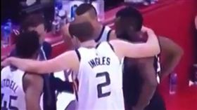 Joe Ingles拉著Harden一起聽戰術（圖／翻攝自YouTube）