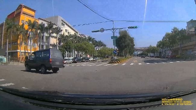 小貨車無照+酒駕　心虛逃逸撞6機車