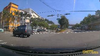 小貨車無照+酒駕　心虛逃逸撞6機車