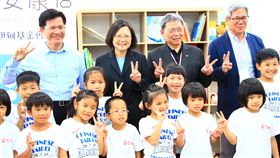 蔡總統參訪台中社宅　期許生育率破紀錄總統蔡英文（後左2）3日在台中市長林佳龍（後左）陪同下，參訪台中豐原共好社會住宅內的安康好客廳及在地保健室，蔡總統大讚共好社宅水準高、令人驚豔，也期許台中的社宅生育率能打破台北市紀錄。中央社記者蘇木春攝　107年5月3日