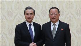 王毅平壤會晤北韓外長中國國務委員兼外交部長王毅（左）2日抵達平壤，展開2天北韓訪問行。他與北韓外交部長李勇浩（右）會晤時提出5個「全力支持」。（取自中國外交部官網）中央社  107年5月3日