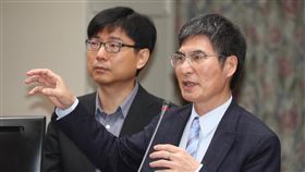 台大校長爭議  陳良基：非權責不便表示意見科技部長陳良基（右）2日在立法院說，在台大時期也曾擔任業界獨董，但都等學校同意後才會就任，後來任行政職就都辭掉了；至於台大校長爭議案，陳良基說，這不是科技部的權責，不便表示意見。中央社記者吳翊寧攝　107年5月2日