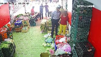 執法過當？警丟菜刀嗆：想斷左腿嗎