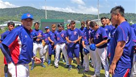 許順益看亞運中培隊球員進步有信心亞運中華成棒培訓隊31日熱身賽結束後，以賽代訓也告一段落，總教練許順益（前左）從一開始擔心，在看到選手慢慢進步後，也開始有信心，盼球員4月歸建母隊後，能為母隊爭取好成績，再帶著球技以及健康身體回來集訓。中央社記者黃巧雯攝　107年3月31日
