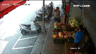 拿香亂拜鄰居攤位！市場脫序婦爭議多