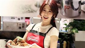 ▲▼白家綺展現10分鐘出好菜的手藝。（圖／翻攝自臉書）