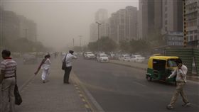 印度北部遭受雷雨沙塵暴侵襲　樹倒屋毀、逾百人喪生
圖／美聯社／達志影像