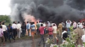 印度巴士翻覆起火燃燒至少27死,車禍（圖／翻攝自推特）