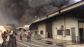 雜草火警延燒台南工廠　幸無人傷台南市仁德區保安工業區附近30日傳出一起雜草火警，火勢一度延燒到一旁的幾間工廠，所幸火勢在下午5時控制，沒有造成人員傷亡。（翻攝畫面）中央社記者楊思瑞台南傳真　107年4月30日