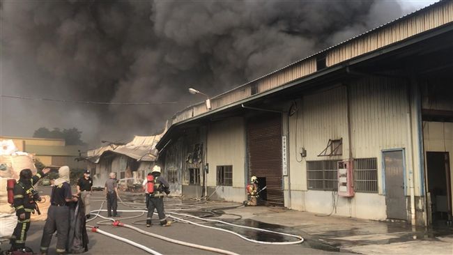 台南工廠大火　消防員急灌救無人傷亡