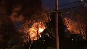 美國康乃狄克州（Connecticut）一民宅發生爆炸，8名員警遭炸傷（圖／翻攝自推特）