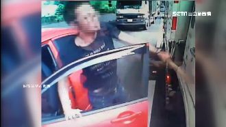 不滿被按喇叭　惡駕下車「亂棍砸車」