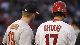 ▲金鶯一壘手拍大谷屁股，恭賀他擊出安打。（圖／美聯社／達志影像）