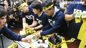 維護大學自主，力挺管仲閔，國民黨立委闖入教育部綁黃絲帶抗議。 （圖／記者林敬旻攝）