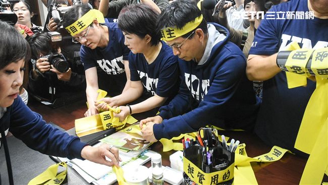 響應「新五四」　黃絲帶揚於教育部