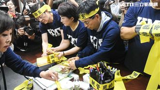 響應「新五四」　黃絲帶揚於教育部