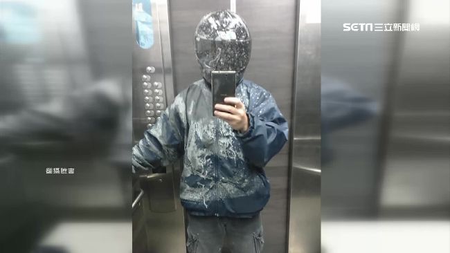 與砂石車擦肩！騎士狼狽洗「泥巴浴」