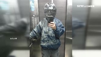 與砂石車擦肩！騎士狼狽洗「泥巴浴」