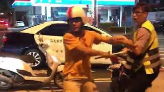 男持120公分長棍　襲無辜臨檢警