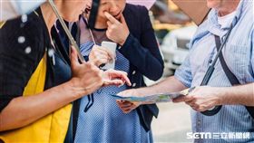 背包客,獨遊,自由行,問路, 旅人, 看地圖。（圖／booking.com提供）