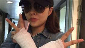 熊黛林雙手綁滿繃帶疑似中了「媽媽手」。（圖／翻攝自臉書）