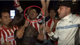 美洲《福斯體育台》一名女記者莫拉（Maria Fernanda Mora），日前到球場連線訪問球迷時，慘遭「頂撞」性騷擾，她氣得直接在鏡頭前面，拿麥克風往男球迷「猛K」。事後莫拉解釋，因為男子得寸進尺摸她的屁股，她才會採取行動自衛。（圖／翻攝自YouTube《SuperfutboleroTV》）