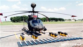 陸軍航特部OH-58D偵查直升機搭配阿帕契直升機的「獵殺組合」，AHIP負責鎖定目標，阿帕契則從訊號得到目標發射飛彈，摧毀目標。。（記者邱榮吉/攝影）