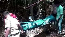 愛爾蘭一名33歲女子斯克羅曼妮（Liga Skromane）患有憂鬱症，今年她與家人前往印度求診時不幸遇害，她被2名毒犯下藥、輪流性侵，更殘忍的是，斯克羅曼妮還慘遭斷頭，屍體被倒掛樹上。目前當地警方已將兩名毒犯逮捕歸案。（圖／翻攝自每日郵報）