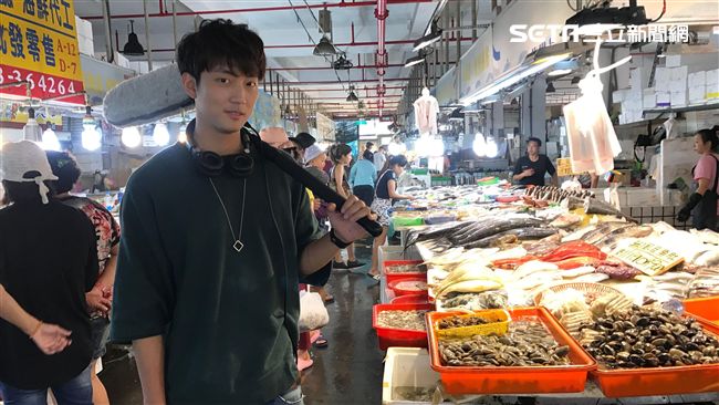 男星教堂前拍片　路人爺爺亂入竟因…