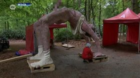 比利時米德爾海姆博物館裸男雕像，下體噴水用口接，接到不少投訴。（圖／翻攝atv.be網站）