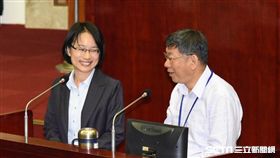 北農總經理吳音寧與台北市長柯文哲出席市議會總質詢。 圖／記者林敬旻攝