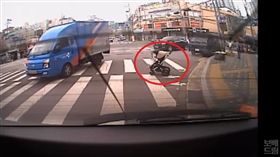 南韓有一位阿嬤推嬰兒車帶孫子外出時，突然跌倒，導致嬰兒車失控衝進馬路，一位機敏的貨車駕駛見狀後趕緊煞車，並用前輪擋住嬰兒車緩衝撞擊，成功阻止憾事發生。其他網友看到影片後，紛紛大讚駕駛「真英雄，太厲害了！」（圖／翻攝自YouTube《보배드림TV》