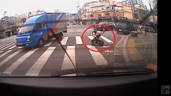 嬰兒車衝進馬路　貨車前輪擋車神救援
