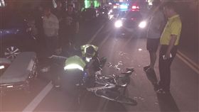 苗栗通霄酒駕車禍　男駕駛擦撞外籍移工苗栗縣通霄警分局5日表示，4日晚間近9時，設籍宜蘭縣的林姓男子酒後駕車沿通霄鎮中山路北往南直行，擦撞前方騎乘腳踏車的越南籍移工，造成越南移工腿部受傷，警方獲報到場協助傷者送醫。（翻攝畫面）　中央社記者管瑞平傳真　107年3月5日