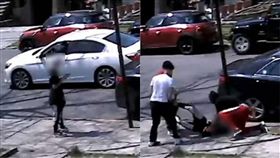 喬丹鞋,搶劫,紐約,美國,少年,Air Jordans,暴徒,少年,脫鞋　圖／翻攝自liveleak　https://goo.gl/sJaosz