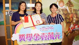 癌童獲選高市慈孝家庭楷模　母代捐獎金