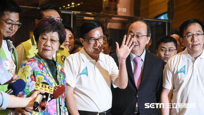 阿扁7時現身餐會　支持者激動喊加油