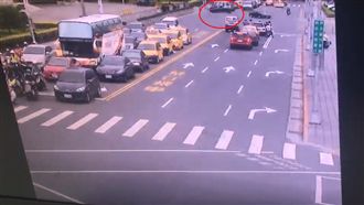 男開BMW撞總統府　監視器畫面曝光