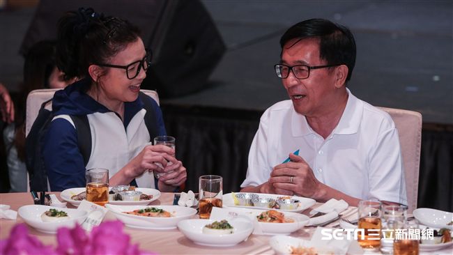 璩美鳳向陳水扁敬酒　下一秒被請出場